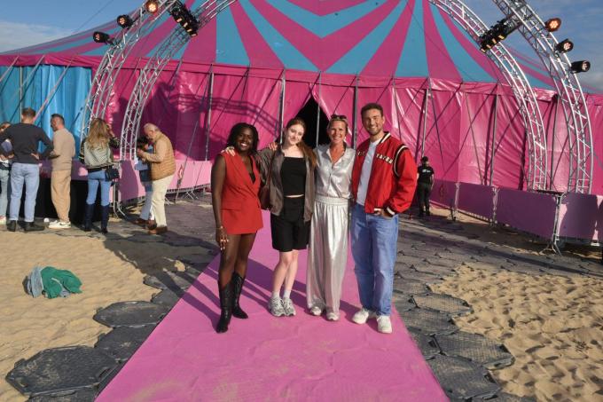 Tine Embrechts (tweede van rechts).