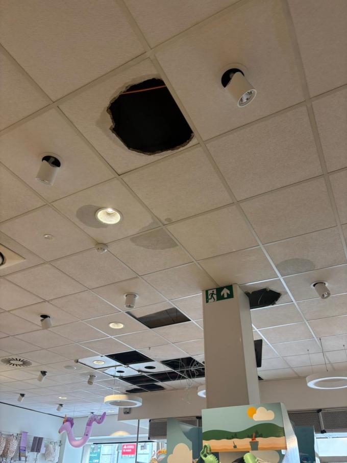 Ook de Hema in de Kapellestraat in Oostende kreeg water door het plafond.