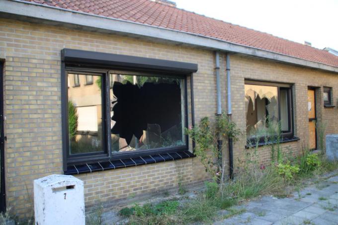 Vele ingeslagen ruiten zijn een symptoom van de verloedering.