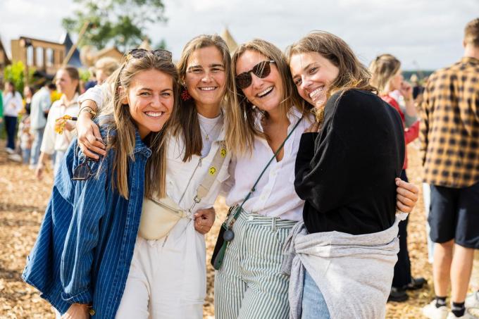 Vlnr. Astrid Mestdach, Paulien Demyttenaere, Charlotte De Ruysscher en Hélène Vandendriessche genieten van de sfeer. (foto Davy Coghe)