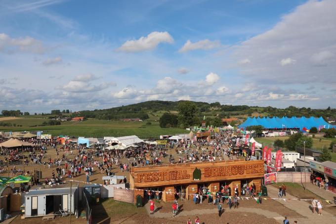 Bezoekers ontdekten ook andere zones op het terrein, zoals themabars met darts, silent disco, Catalaanse feestjes of een bierprinter.