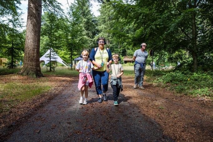 Het evenement lokt heel wat belangstelling van ouders of zelfs grootouders met kinderen. Hier zien we het echtpaar Ingrid Verbruggen en Luc Segers, die met hun kleinkinderen Ona en Mill deelnamen aan de sprookjeswandeling.