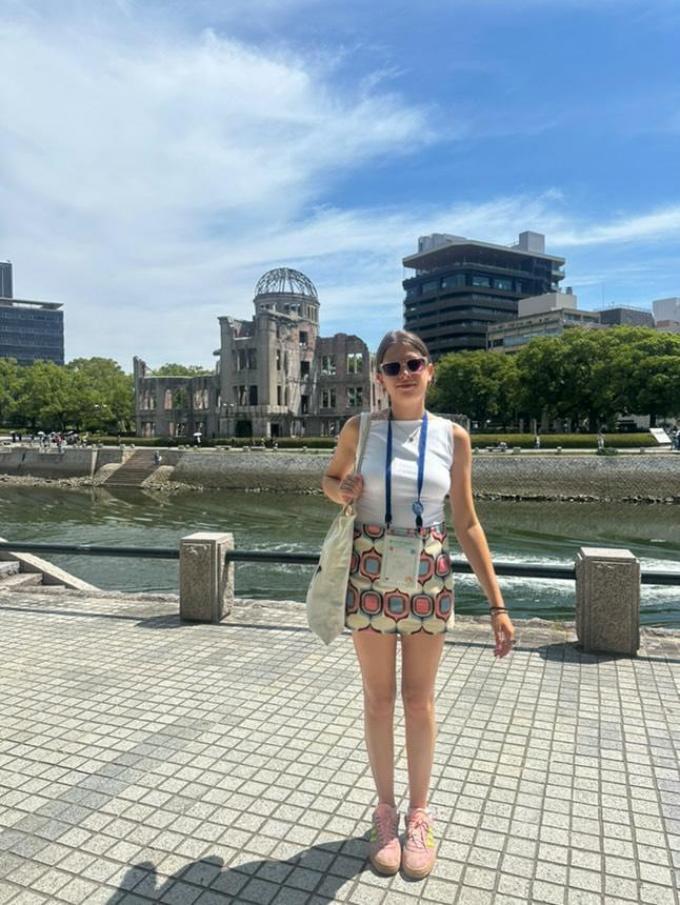 Cameron in het Vredespark met op de achtergrond de Dome, het enige restant van de verwoesting door de atoombom en nu UNESCO-werelderfgoed.