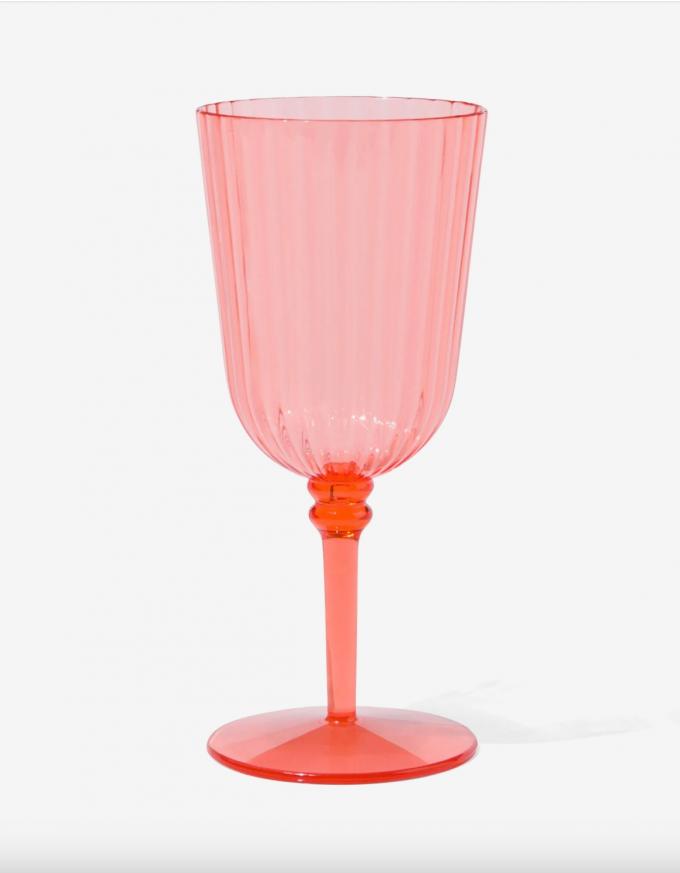 Des verres en plastique roses