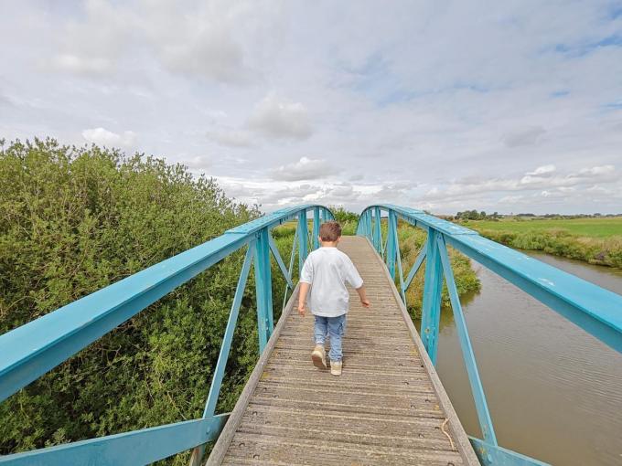 We trekken over de voetgangersbrug van de Dode IJzer richting Haringe.