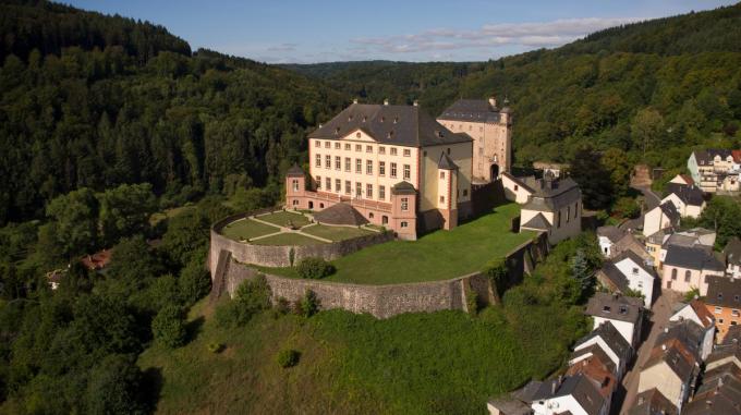 (Foto’s Simonne Both - Studio Frank Weber/Commune de Wiltz - S. Brissaud/Pas de Calais Tourisme - Alice Chaput/Pas-de-Calais Tourisme - Schloss Malberg)