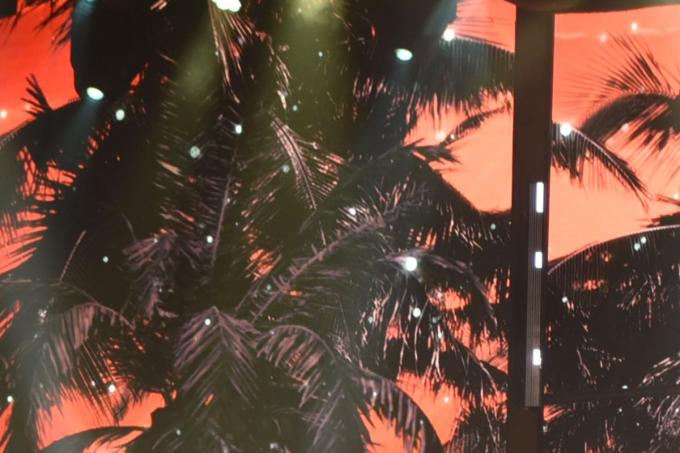 Op het podium van Het Witte Paard feliciteerde de burgemeester de cast van ‘Zen aan zee’.