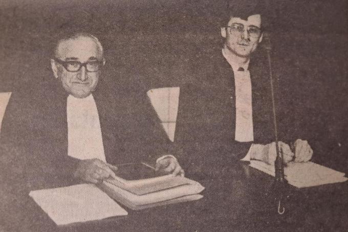 De familie van het slachtoffer werd bijgestaan door advocaten Leo Martens en een piepjonge Geert Bourgeois (rechts). (archief KW)