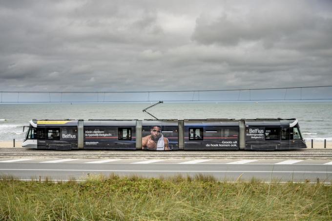 Het mooiste stukje van het kusttramtraject, tussen Oostende en Middelkerke, waar de tram letterlijk zicht op zee biedt.