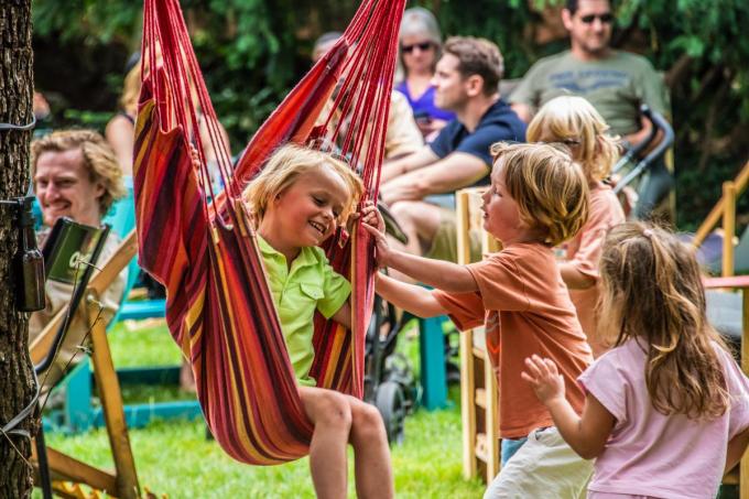 Gezinnen met kinderen zijn ook welkom: er is een aparte speelhoek met boeken, kussens, schommels en speelgoed.