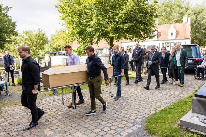 De kist wordt binnengedragen. (foto Davy Coghe)