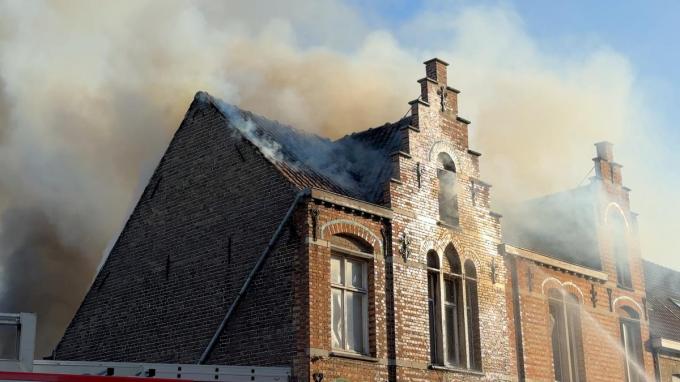 Uiteindelijk werden twee woningen en een bijgebouw vernield.