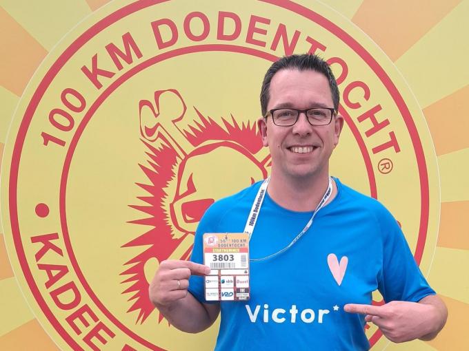 Frédéric stapte de 100 km met overleden zoontje Victor in gedachten.