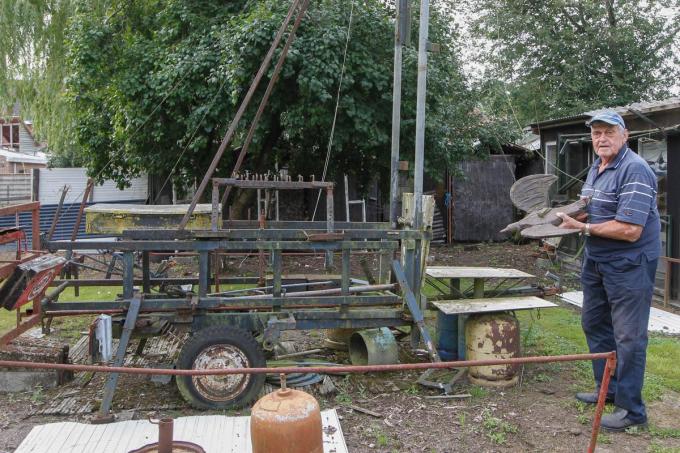 Weerprofeet Geri Haerynck bij zijn zelfgemaakte struisvogelspel.