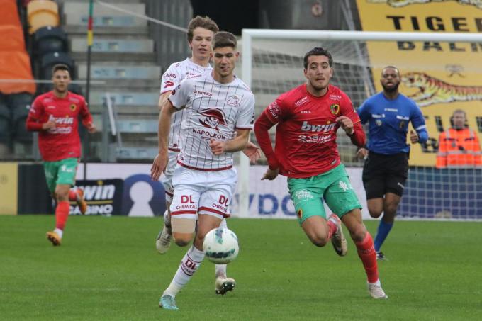 Anton Tanghe in duel met Daniel Perez van KV Oostende. “Fantastisch om zien hoe KV Diksmuide-Oostende zich verder ontwikkelt.”