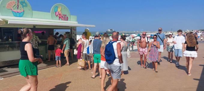 Aanschuiven voor een ijsje op de dijk in Blankenberge.