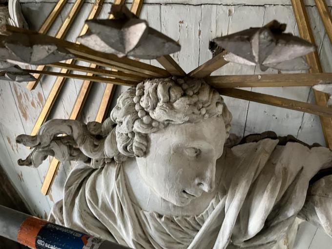 Na bijna drie eeuwen geschiedenis schittert het laatbarokke Onze-Lieve-Vrouwaltaar in de Sint-Bertinuskerk in Poperinge weer in volle glorie.
