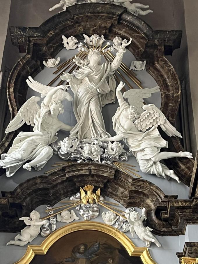 Na bijna drie eeuwen geschiedenis schittert het laatbarokke Onze-Lieve-Vrouwaltaar in de Sint-Bertinuskerk in Poperinge weer in volle glorie.