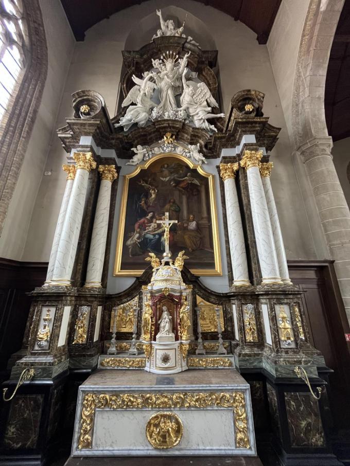 Na bijna drie eeuwen geschiedenis schittert het laatbarokke Onze-Lieve-Vrouwaltaar in de Sint-Bertinuskerk in Poperinge weer in volle glorie.