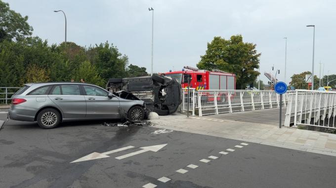 Ter hoogte van het kruispunt met het Zuidervaartje werd een SUV aangereden door een Mercedes. Die eerste auto kwam daarbij op zijn zij terecht.