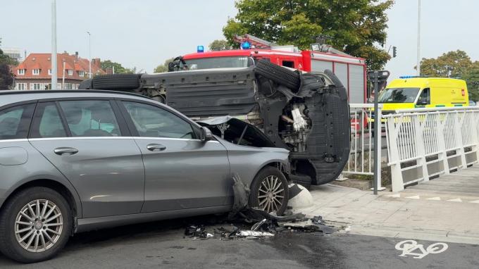 Ter hoogte van het kruispunt met het Zuidervaartje werd een SUV aangereden door een Mercedes. Die eerste auto kwam daarbij op zijn zij terecht.