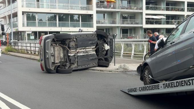 Ter hoogte van het kruispunt met het Zuidervaartje werd een SUV aangereden door een Mercedes. Die eerste auto kwam daarbij op zijn zij terecht.