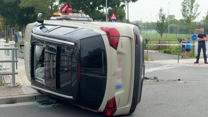 De auto kwam op zijn zij terecht.