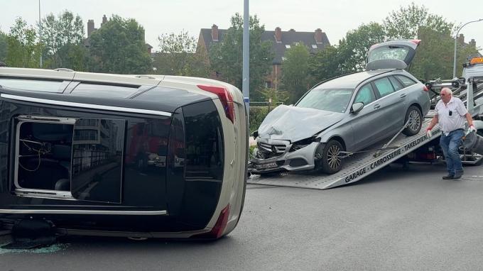 Ter hoogte van het kruispunt met het Zuidervaartje werd een SUV aangereden door een Mercedes. Die eerste auto kwam daarbij op zijn zij terecht.