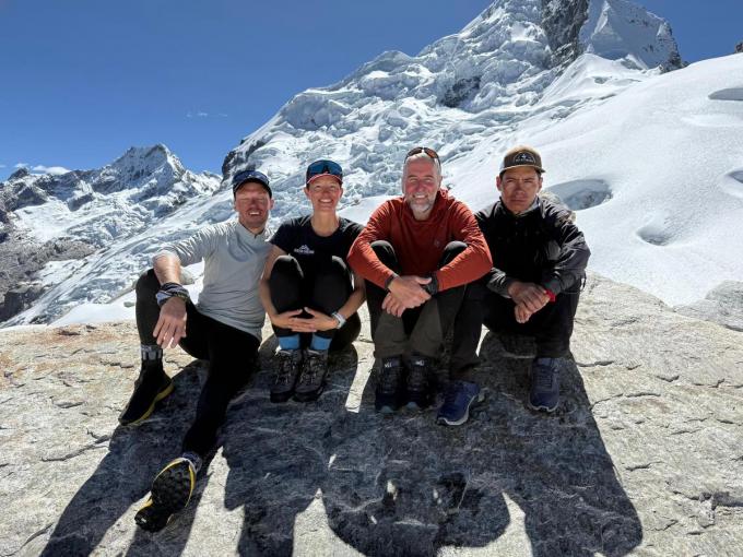 Koen Wittevrongel (tweede van rechts) is net terug van een reis naar Peru.