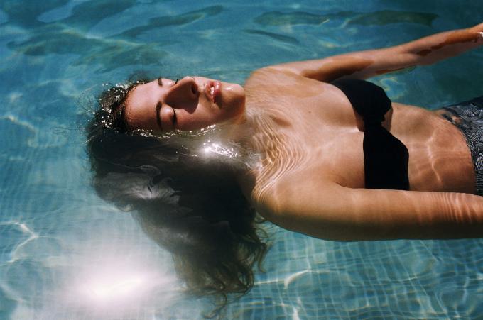 Femme dans une piscine.