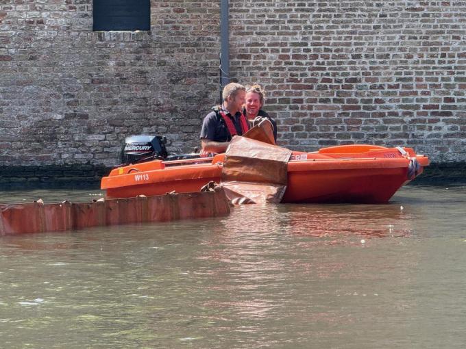 De Brugse brandweer legde een dam aan en zorgde zo voor een afgebakende zone waar de zwanen veilig kunnen zwemmen.