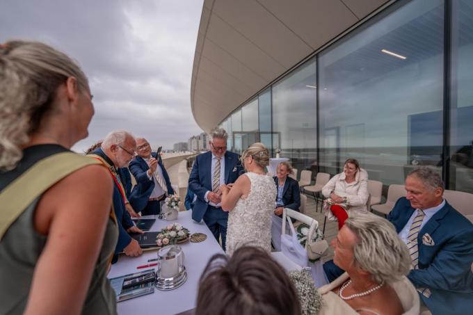 Didier en Siska wisselen de ringen uit.