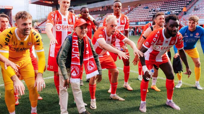 Samen met de spelers bouwt César voor de spionkop een feestje met de spelers.