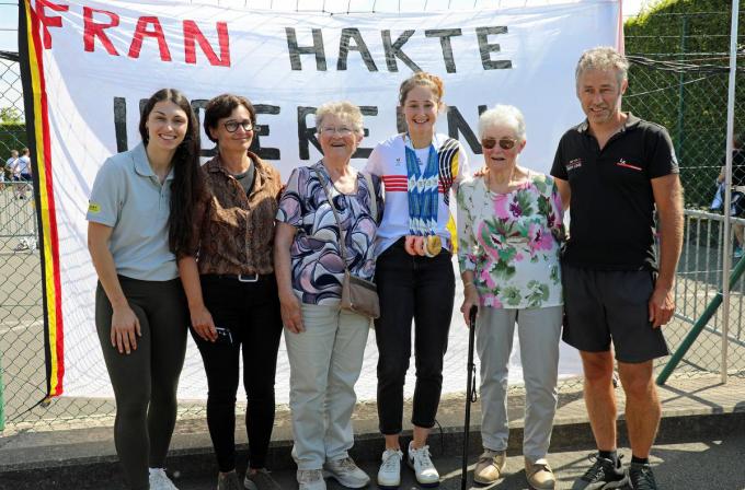 Fran kreeg een warm welkom van zus Stien, haar ouders, oma en tante.