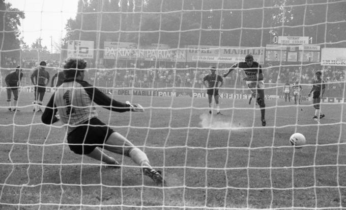 Johan Vermeersch scoort een strafschop voor RWDM.