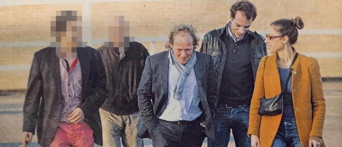 Ayoub (links) verlaat de gevangenis van Brugge samen met zijn adoptievader en advocaten Frank Scheerlinck, Pieterjan Vanmuysen en Nadia Lorenzetti. (archief KW/SM)