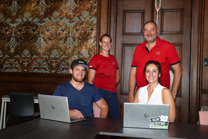 Technisch Hoofdmedewerker Hannes Craeye, Technisch Assistent Josephine De Groote en Ploegbaas Ferdie Boffel bij Personeelsdeskundige Selecties Veronique De Geest. (foto MIWI)