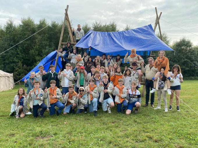 De tieners van Zeedustra brachten een bijzondere scoutsgroet voor Roland.