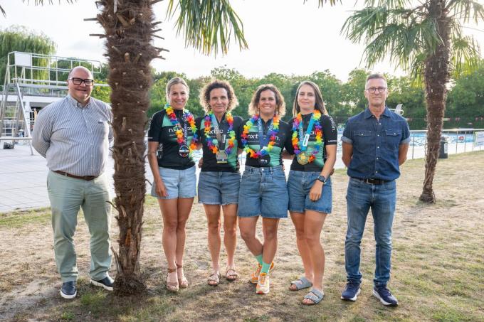 Voorzitter Frank Bruyneel (links) en coach Dirk Demaré zijn trots op de triatletes die zich plaatsten voor Hawaï met v.l.n.r. Evelyn Dengrendele, Nancy Werbrouck, Katrien Decanniere en Charlotte De Ceuninck.