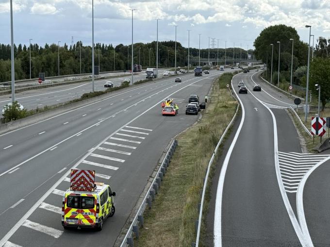 De drie wagens konden zich op de pechstrook parkeren. Zo bleef de verkeershinder beperkt.