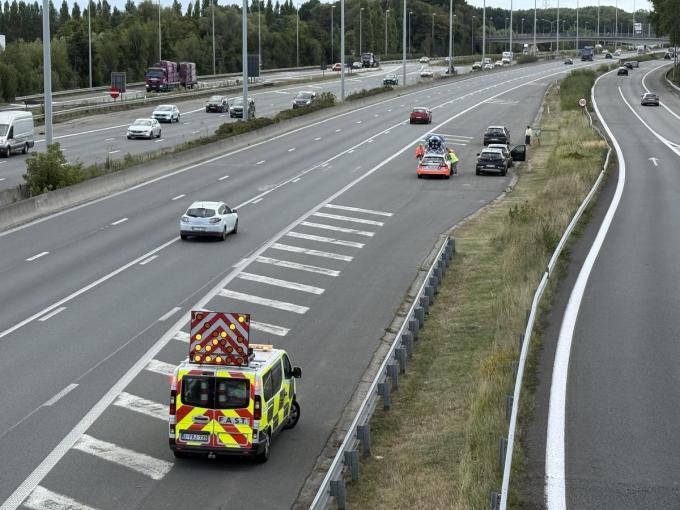 De drie wagens konden zich op de pechstrook parkeren. Zo bleef de verkeershinder beperkt.