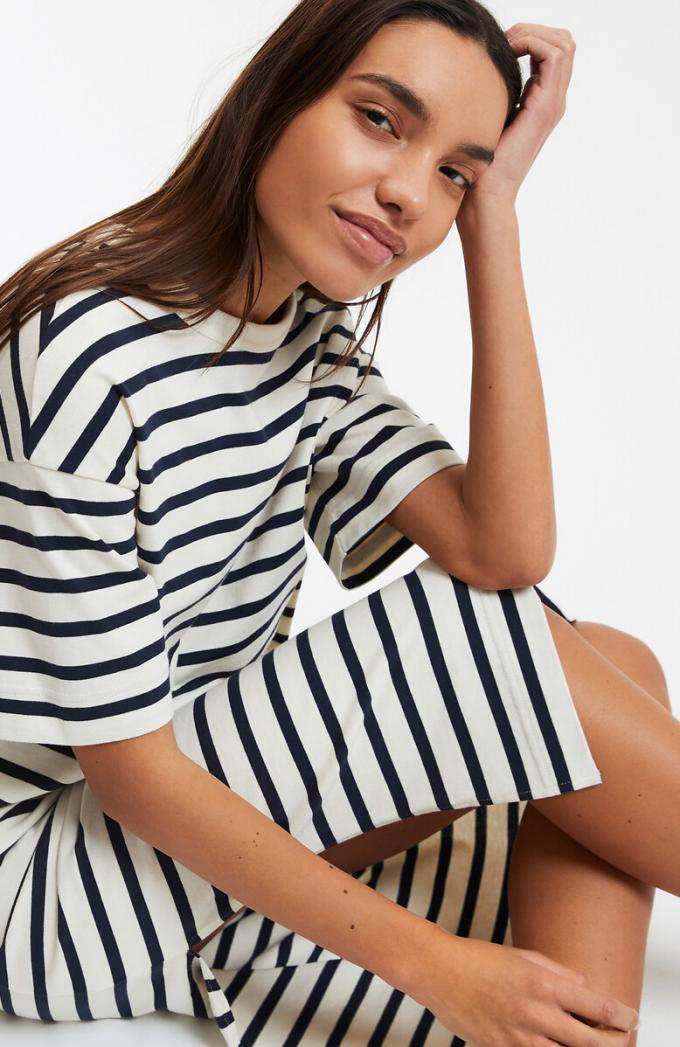 Gestreepte T-shirtjurk met split 