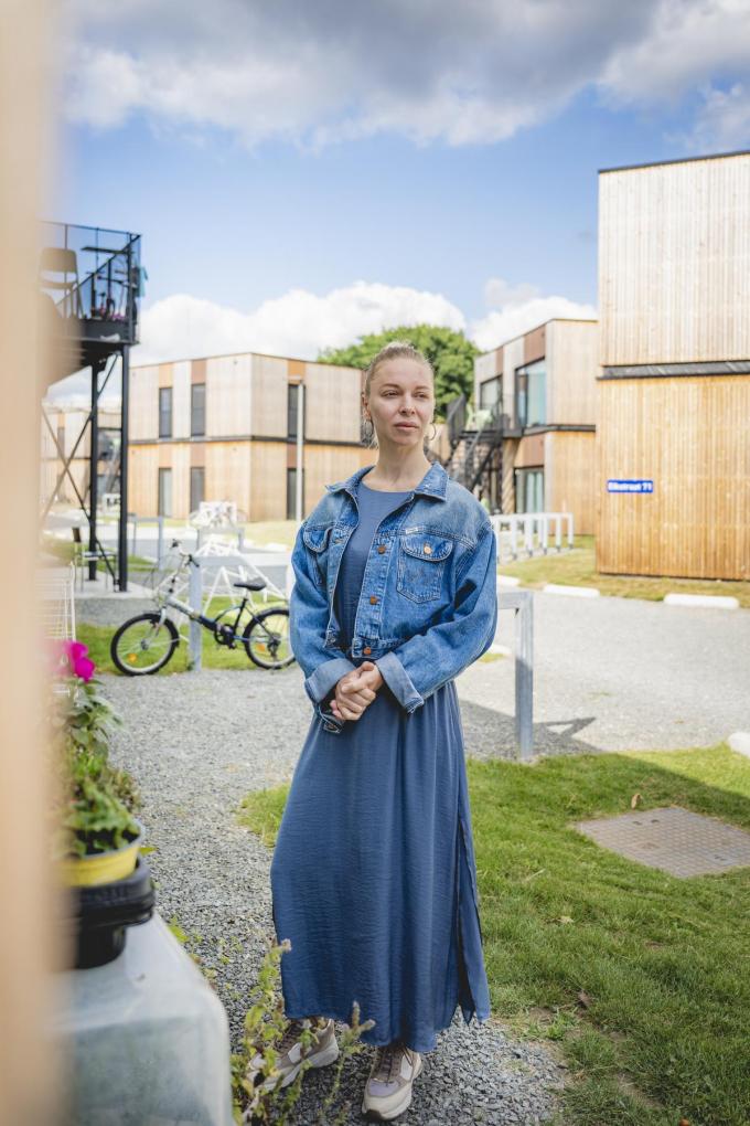 Hoewel de mensen in het nooddorp trots zijn op hun vaderland, ligt hun focus vooral op het welzijn van hun geliefden: “Ik ben hier sinds een tweetal maanden”, zegt Olha Yakavlieva (42). “Mijn man en ons zoontje zijn hier sinds een jaar. Ik bleef in Oekraïne om voor mijn zieke vader te zorgen.” (foto’s Christophe De Muynck)
