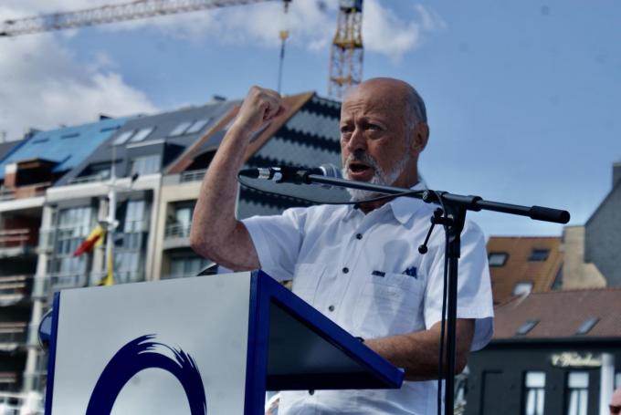 Foto3 Giedo Vanhoecke vertolkte het ‘Verboden lied van de opstand’ begeleid door de Koninklijke Stadsharmonie.