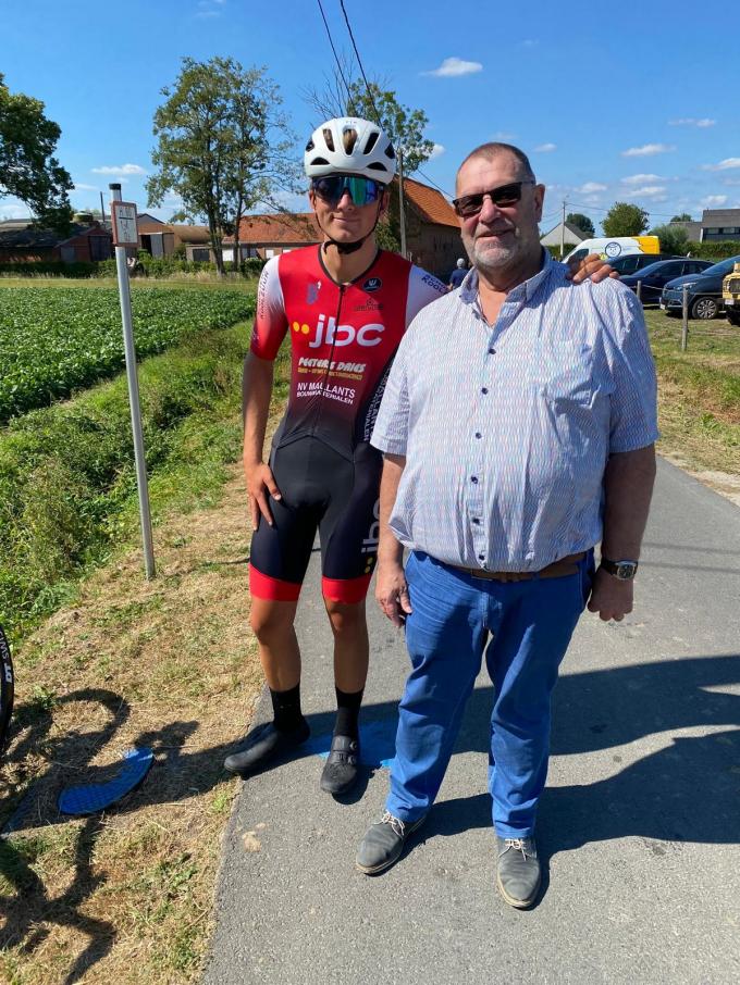Sebastiaan samen met Ingelmunsternaar Rik Denys, die ook hielp meezoeken.