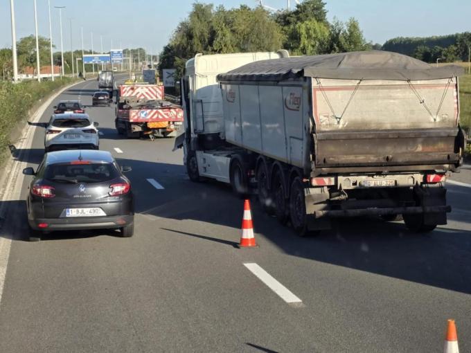 Twee vrachtwagens zorgden voor een kop-staartaanrijding in Oostkamp.