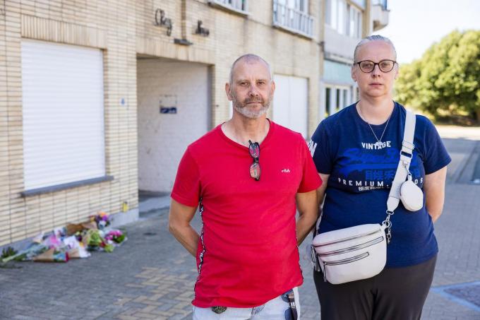 Marnix en Myriam bij de plek waar Herwin het leven liet. Er liggen bloemen in de Mercatorstraat in Zeebrugge. Donderdag organiseren de bewoners van de strandwijk een stille mars.