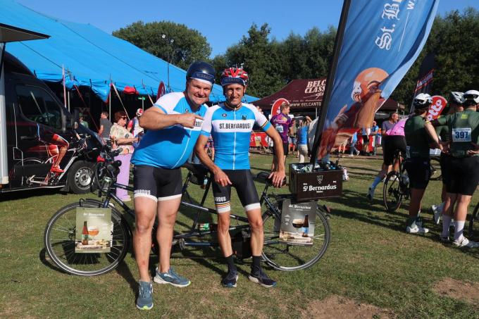 Steven Pannecoucque en Davy Sinnesael kwamen met een tandem én flesjes St. Bernardus aan de start.