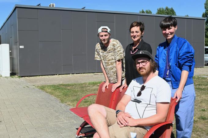 Matthias Hoogewys, Greet Verhaeghe, Astrid Bonduel en Joppe Degrave, omringd door enkele skaters op de blikvanger van het Hard Zand-festival.