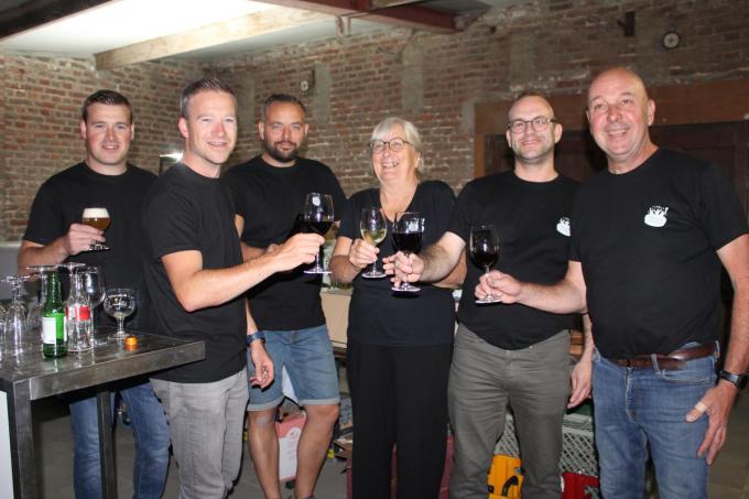 Met zes zijn ze in de vereniging ‘t Stavels Amusement: Bram Vandelanotte, Jelle Vandelanotte, Stijn Boury, Martine Slosse, Davy Matten en Johan Dumortier. Zij organiseerden de verjaardag van Sine Nomine én dronken uiteraard zelf ook een glaasje.